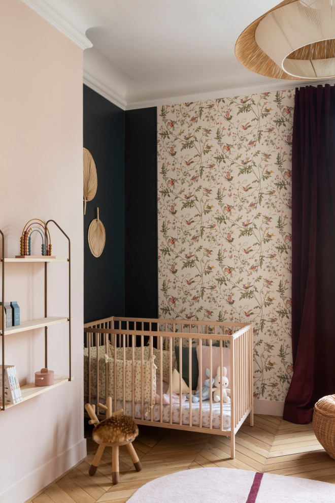 Aménagement d'une chambre de bébé contemporaine.