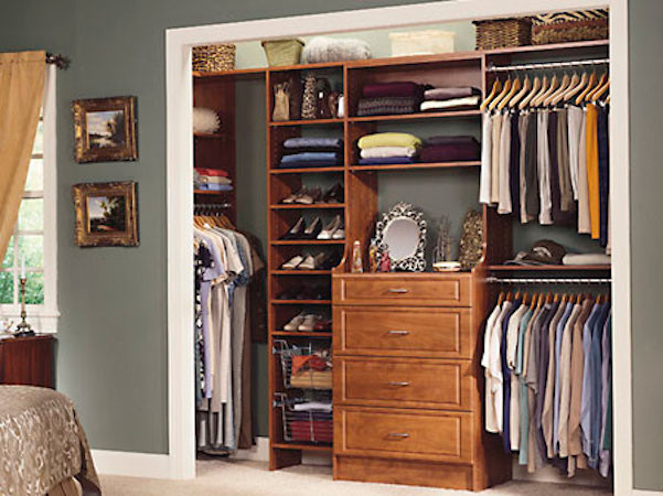 Design ideas for a mid-sized gender-neutral storage and wardrobe in Toronto.