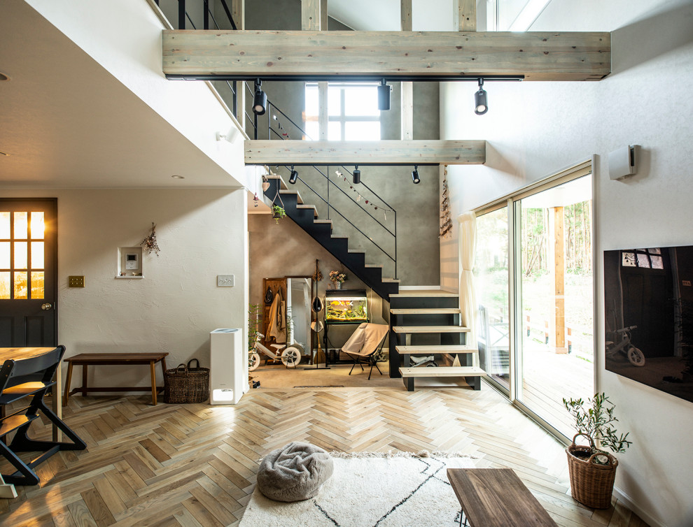 Mittelgroßes Skandinavisches Wohnzimmer mit hellem Holzboden und Holzdielenwänden in Sonstige