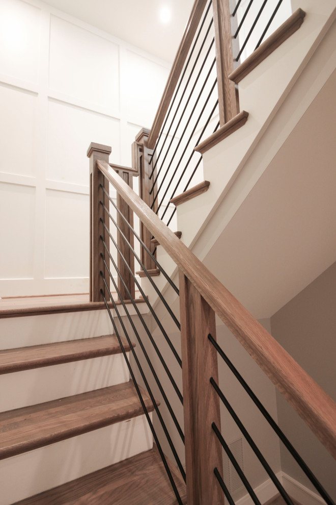 Идея дизайна: большая деревянная лестница на больцах в стиле ретро с деревянными ступенями и перилами из смешанных материалов