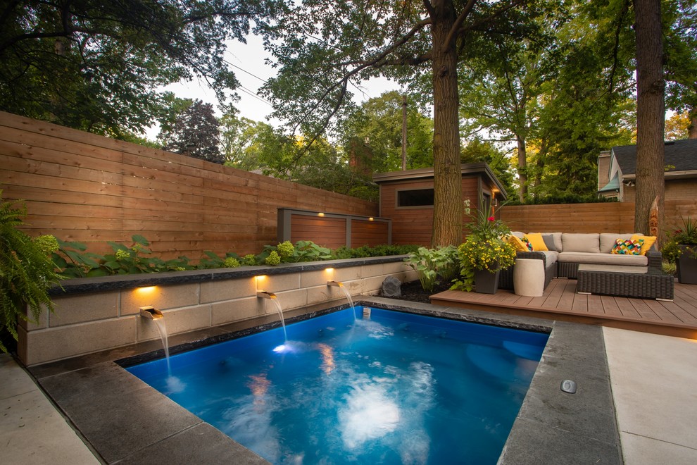 Inspiration for a transitional backyard landscaping in Toronto.