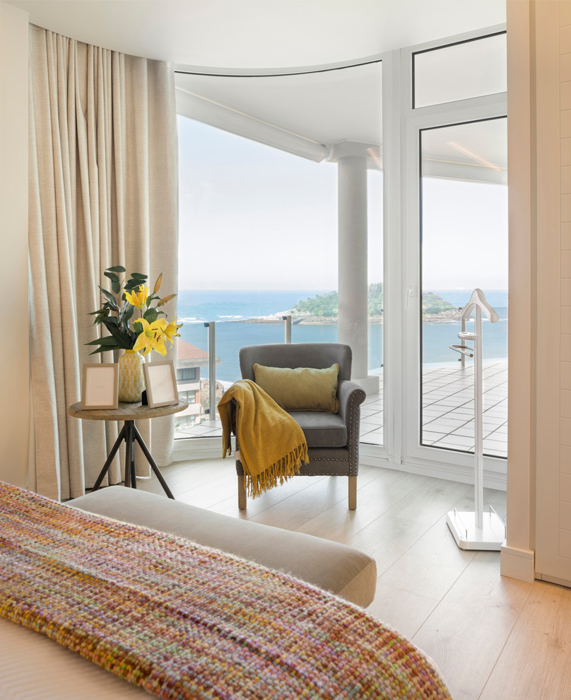 Diseño de dormitorio principal clásico renovado grande sin chimenea con paredes beige, suelo laminado y suelo beige