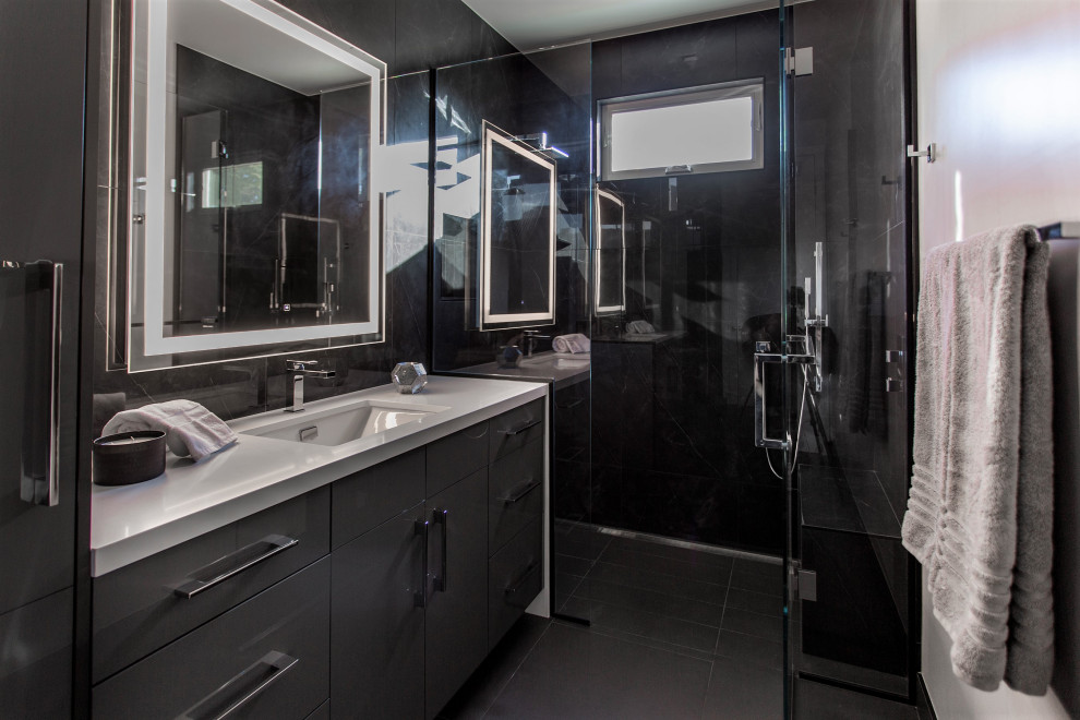 На фото: ванная комната среднего размера в стиле модернизм с плоскими фасадами, серыми фасадами, душем без бортиков, унитазом-моноблоком, серой плиткой, керамогранитной плиткой, полом из керамогранита, душевой кабиной, врезной раковиной, столешницей из искусственного кварца, серым полом, душем с распашными дверями, серой столешницей, тумбой под одну раковину и встроенной тумбой