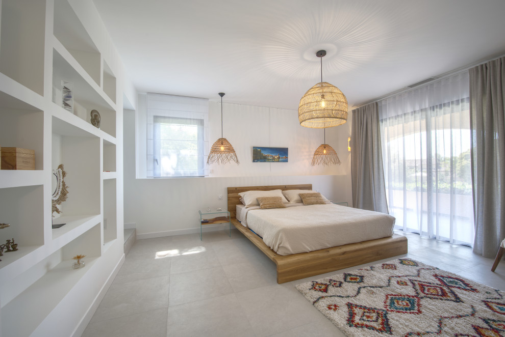 Пример оригинального дизайна: огромная хозяйская спальня в морском стиле с белыми стенами и серым полом