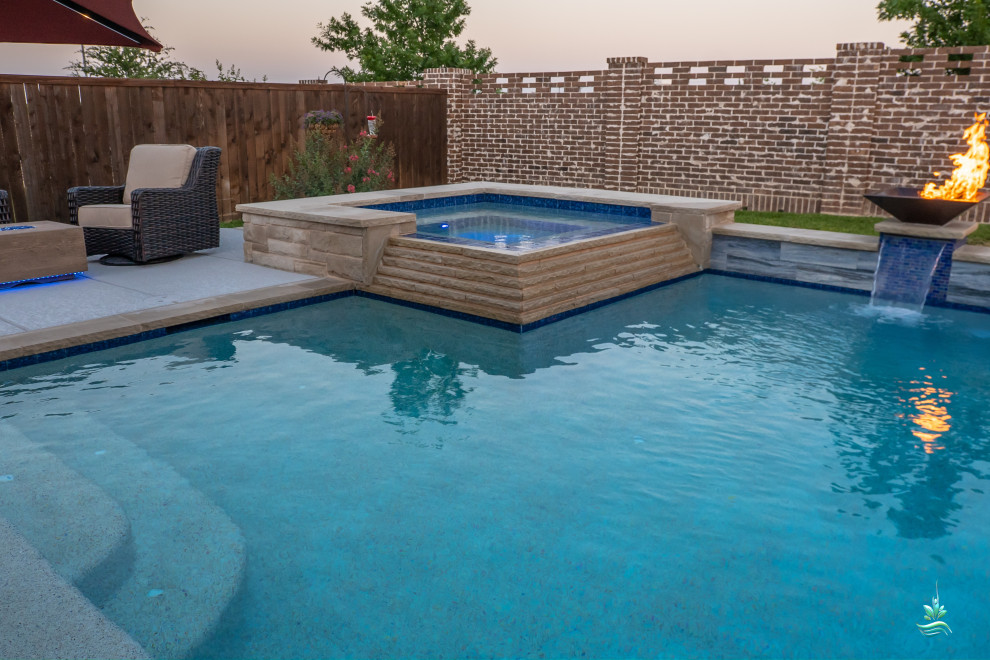 На фото: большой естественный бассейн произвольной формы на заднем дворе в стиле ретро с джакузи и покрытием из бетонных плит