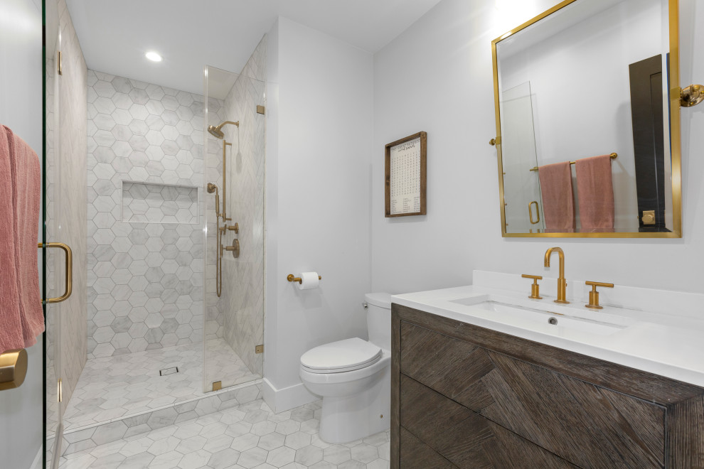 Exemple d'une salle de bain moderne en bois brun avec un carrelage blanc, des carreaux de porcelaine, un mur blanc, un sol en carrelage de porcelaine, un plan de toilette en quartz modifié, un sol blanc, un plan de toilette blanc et meuble double vasque.