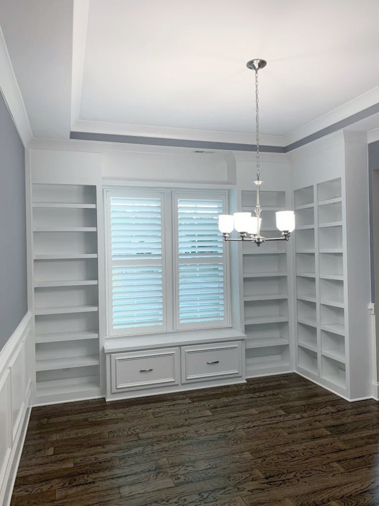 Mittelgroßes Shabby-Look Lesezimmer mit grauer Wandfarbe und braunem Boden in Raleigh