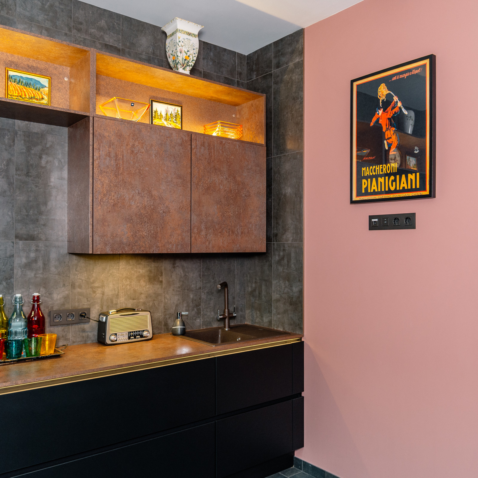 Яркая кухня для ярких хозяев!