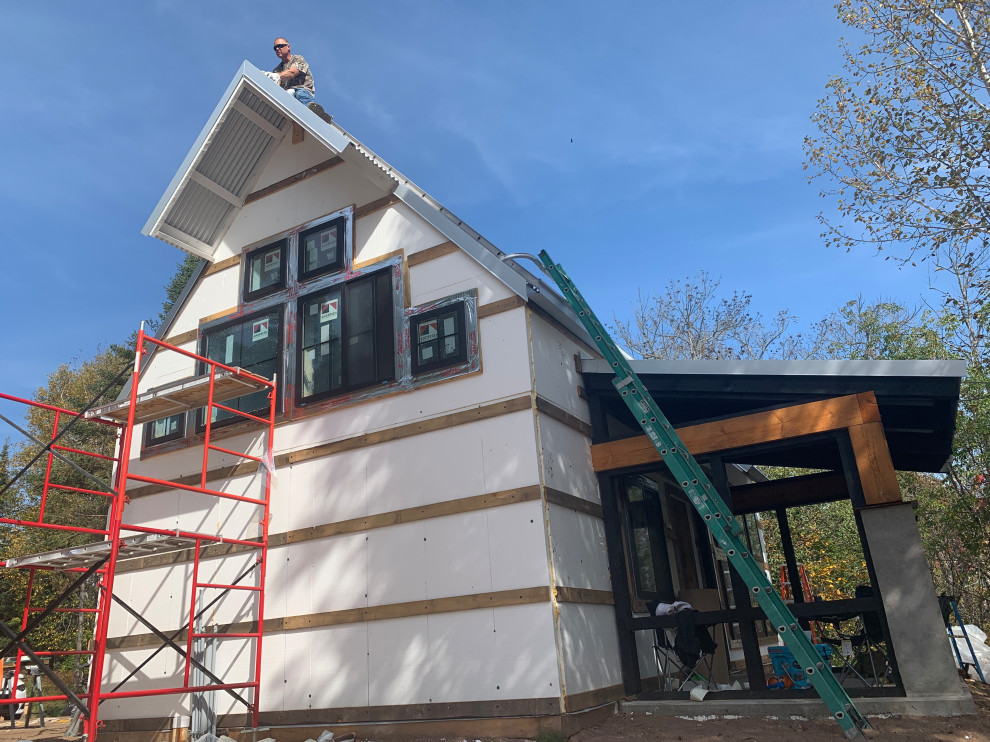 Idee per la micro casa piccola bianca country a due piani con rivestimento in metallo, tetto a capanna e copertura in metallo o lamiera