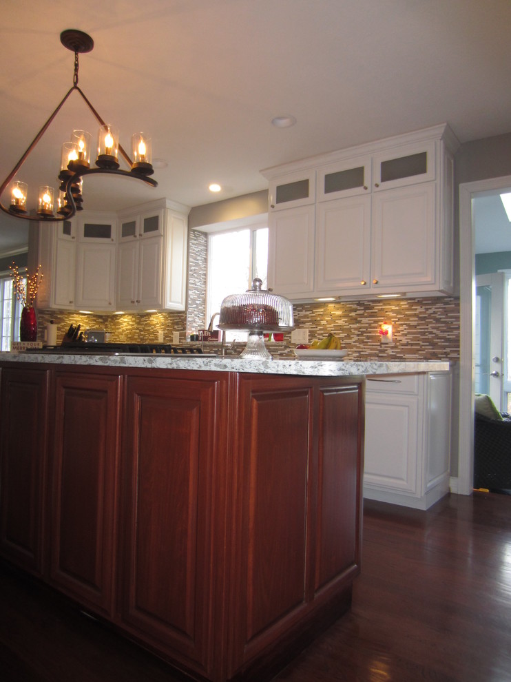 Transitional kitchen photo with an island