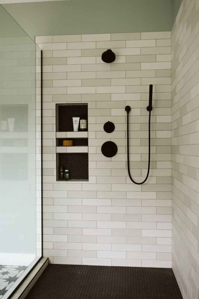 Exempel på ett stort lantligt vit vitt en-suite badrum, med skåp i shakerstil, skåp i mellenmörkt trä, ett fristående badkar, en öppen dusch, gröna väggar, klinkergolv i keramik, ett undermonterad handfat, bänkskiva i kvarts, flerfärgat golv och med dusch som är öppen