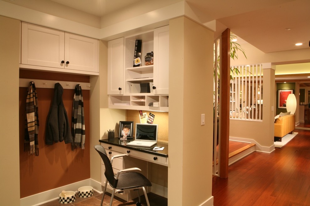 This is an example of a traditional mudroom in Chicago.