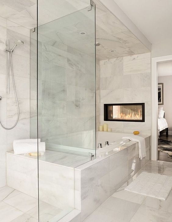 Ejemplo de cuarto de baño principal, único y a medida actual de tamaño medio con baldosas y/o azulejos blancos, suelo de mármol, encimera de granito, suelo blanco y encimeras blancas