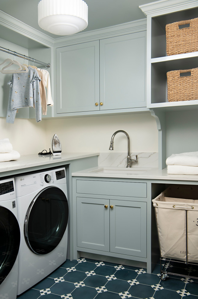 ミネアポリスにあるトラディショナルスタイルのおしゃれなランドリールーム (L型、左右配置の洗濯機・乾燥機) の写真