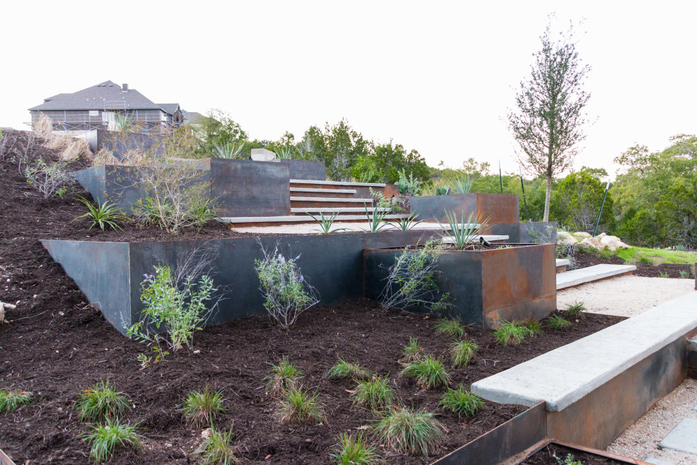 Idee per un grande giardino minimalista esposto in pieno sole davanti casa in estate con pacciame