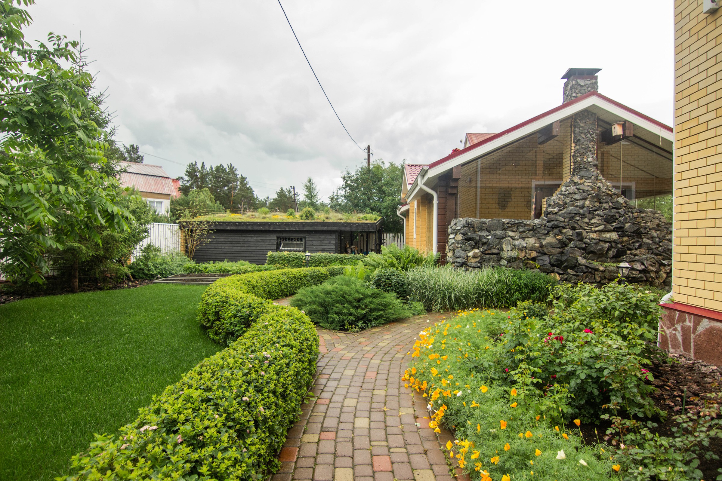 Сад с зеленой крышей