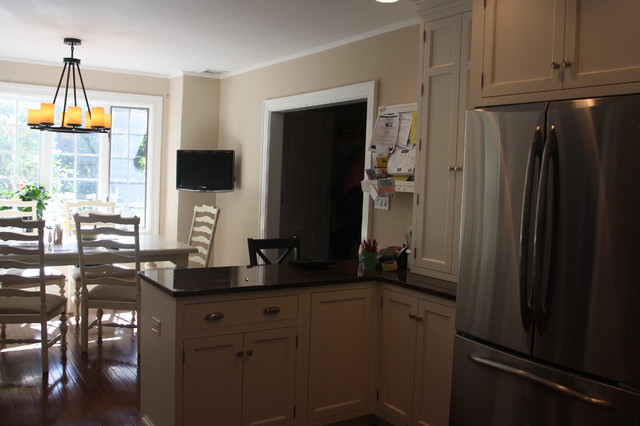 Efficient Small White Kitchen klassisch-modern-arbeitszimmer