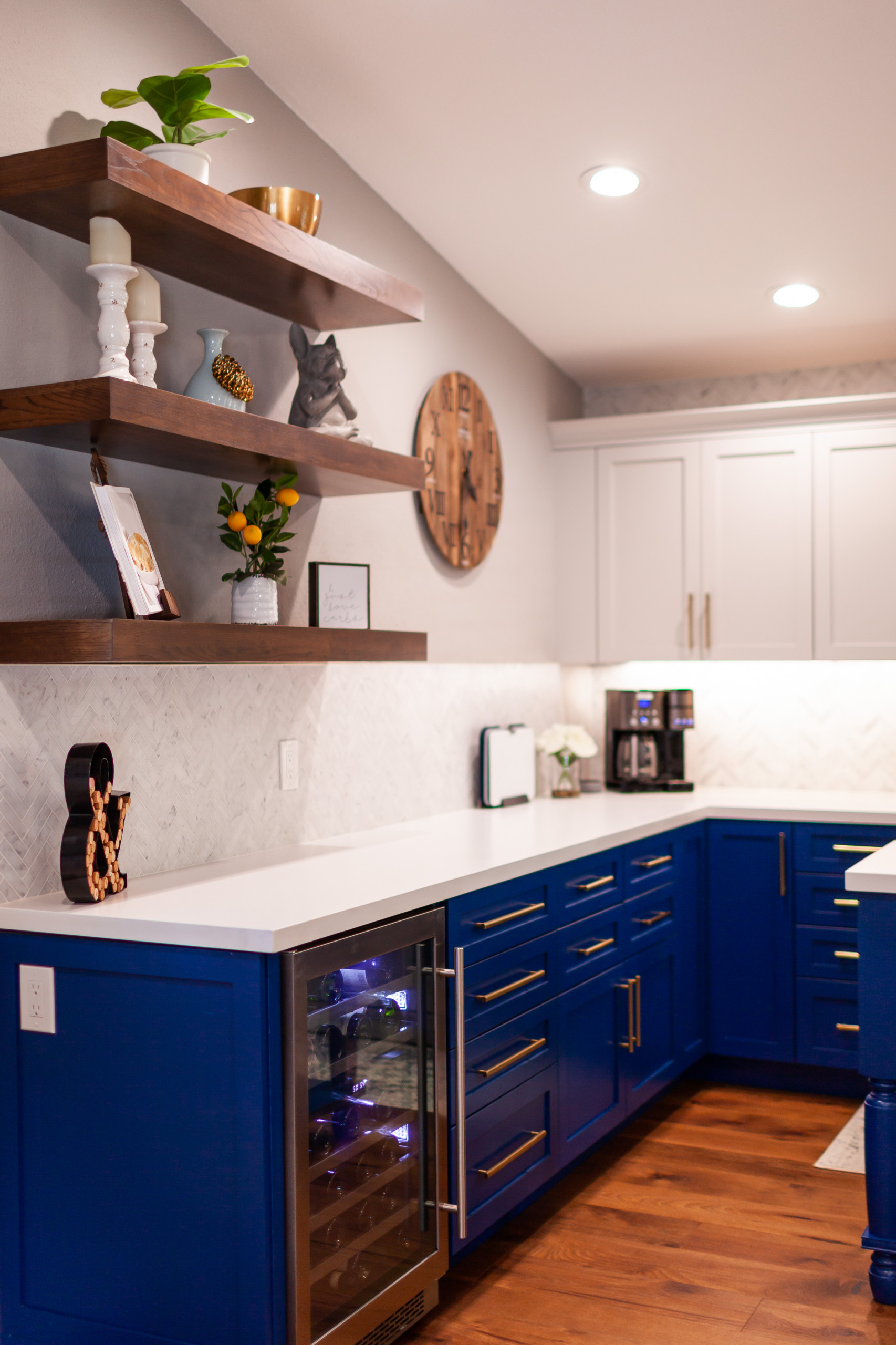 Stunning Kitchen w Blue Island