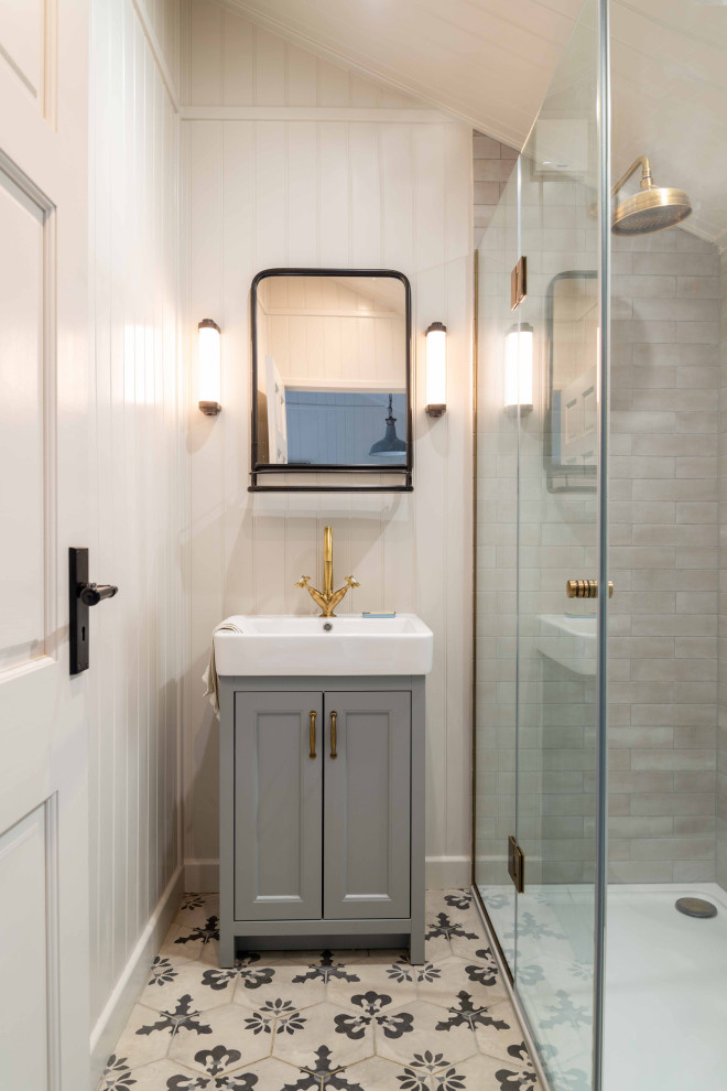 На фото: ванная комната в стиле неоклассика (современная классика) с полом из мозаичной плитки с