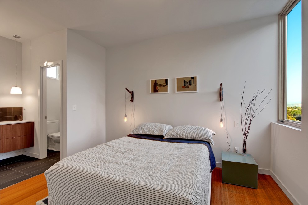 Modelo de dormitorio contemporáneo pequeño con suelo de bambú
