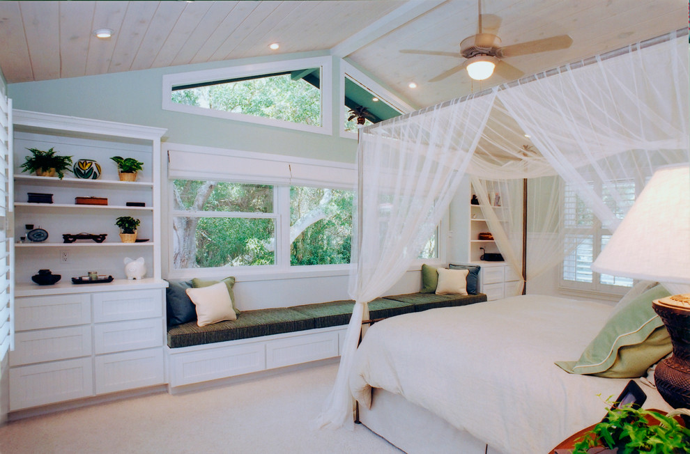 Example of an island style home design design in Hawaii