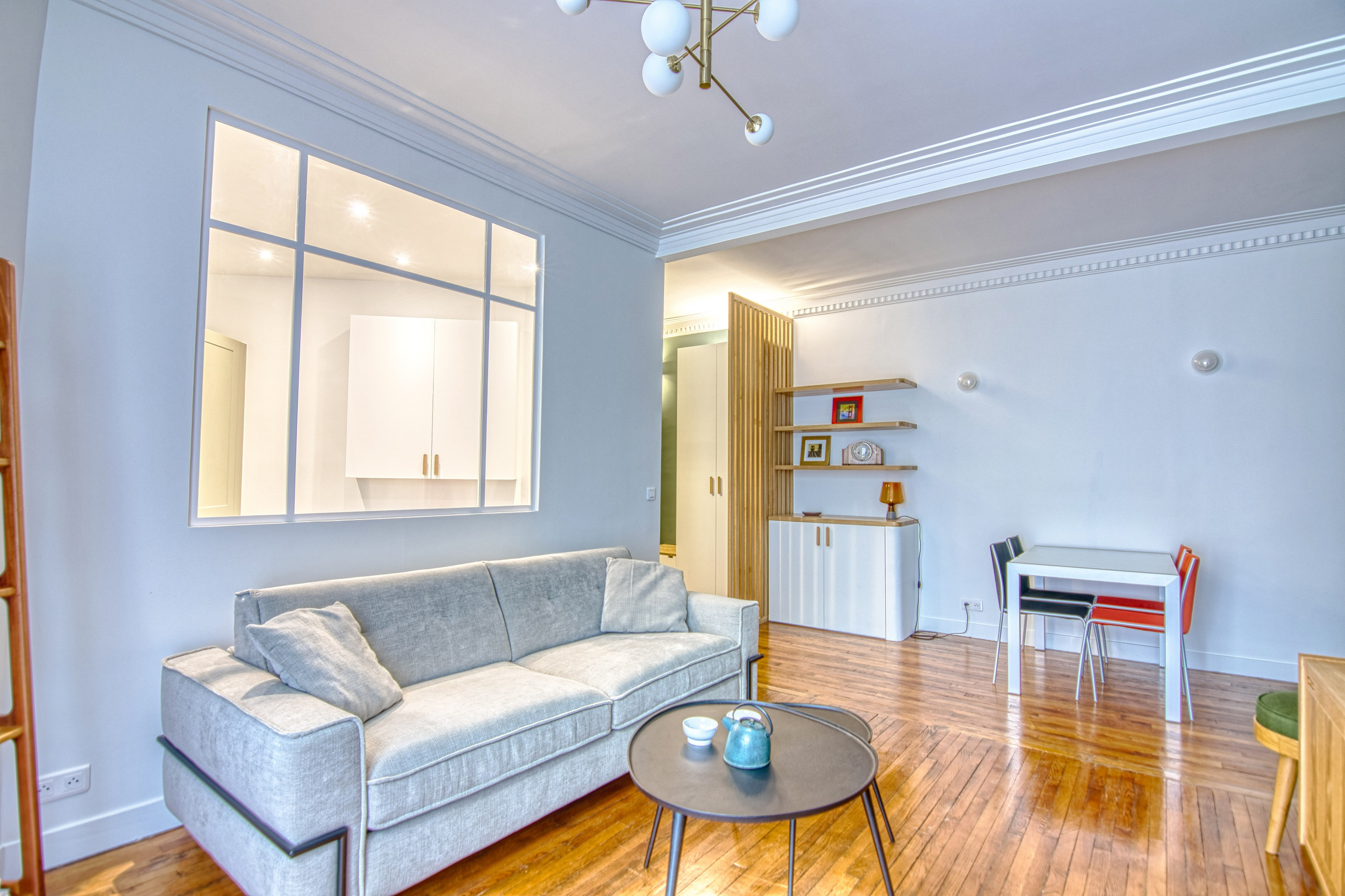 La verrière apporte de la lumière et de la profondeur dans les 2 pièces