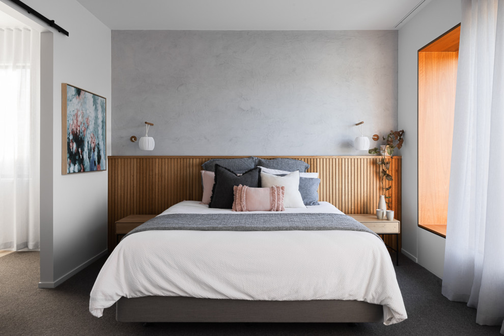 На фото: хозяйская спальня в современном стиле с серыми стенами, ковровым покрытием и серым полом