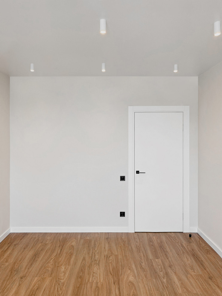 Idée de décoration pour une chambre parentale blanche et bois design de taille moyenne avec un mur blanc, un sol en bois brun, aucune cheminée, un sol beige et du papier peint.