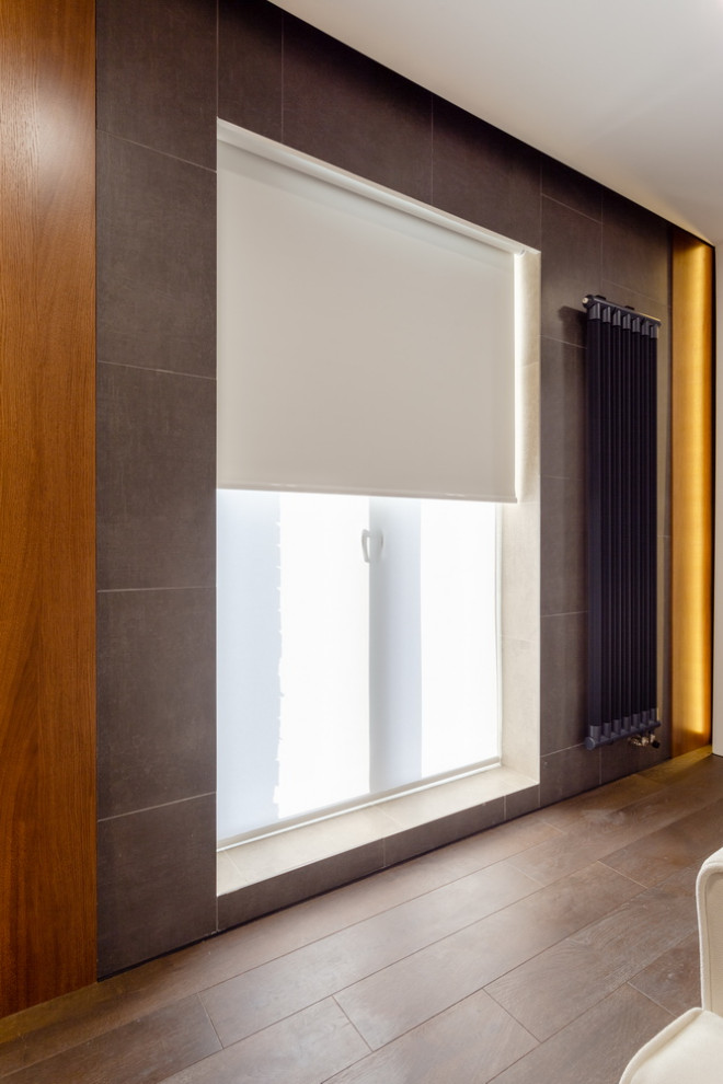 Стильный дизайн: изолированная гостиная комната среднего размера в современном стиле с темным паркетным полом - последний тренд