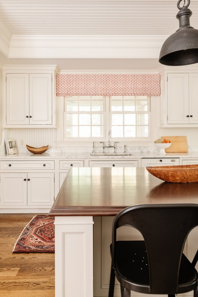 ボストンにあるトラディショナルスタイルのおしゃれなキッチン (白いキャビネット、木材カウンター、白いキッチンパネル、無垢フローリング、茶色い床、茶色いキッチンカウンター) の写真