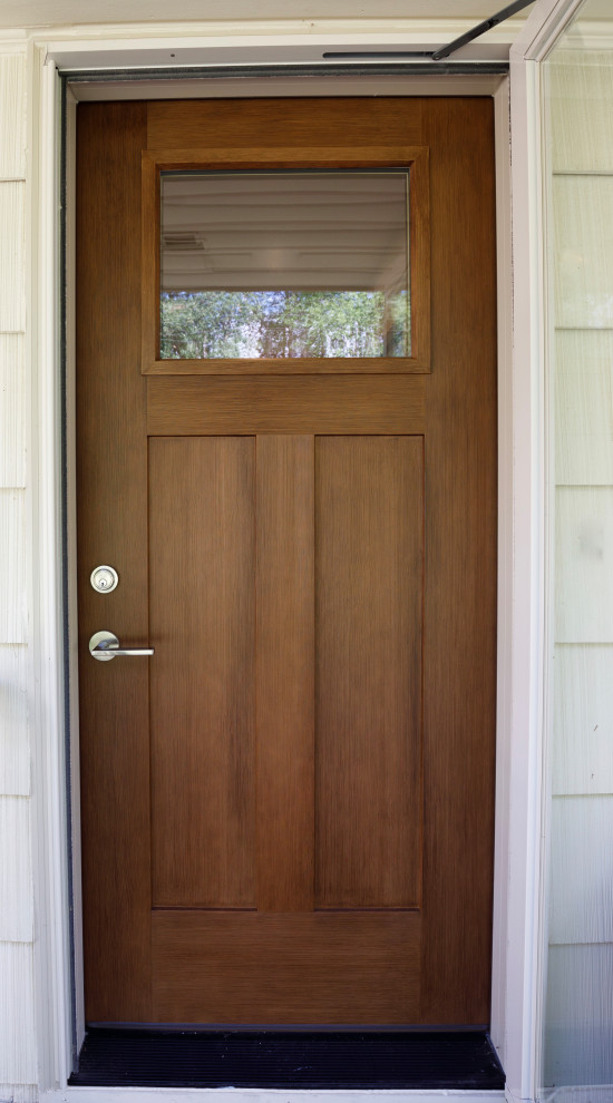 Immagine di una porta d'ingresso moderna con parquet chiaro, una porta singola e una porta in legno scuro