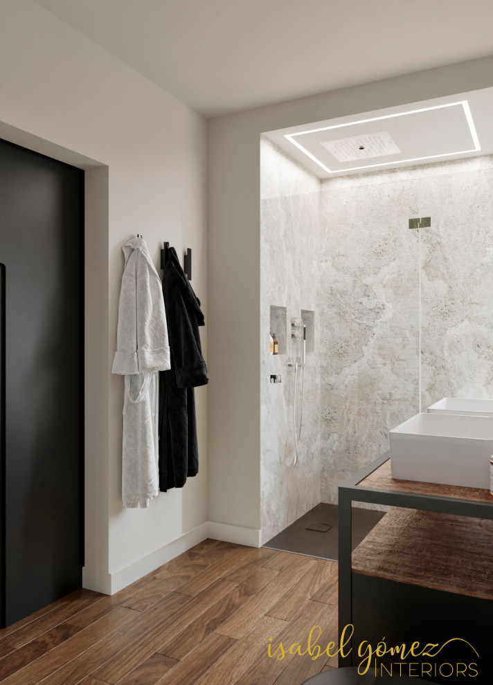 Modernes Badezimmer mit bodengleicher Dusche, Wandtoilette, grauen Fliesen, Schieferfliesen, grüner Wandfarbe, Bambusparkett, Doppelwaschbecken, freistehendem Waschtisch und Tapetenwänden in Brüssel