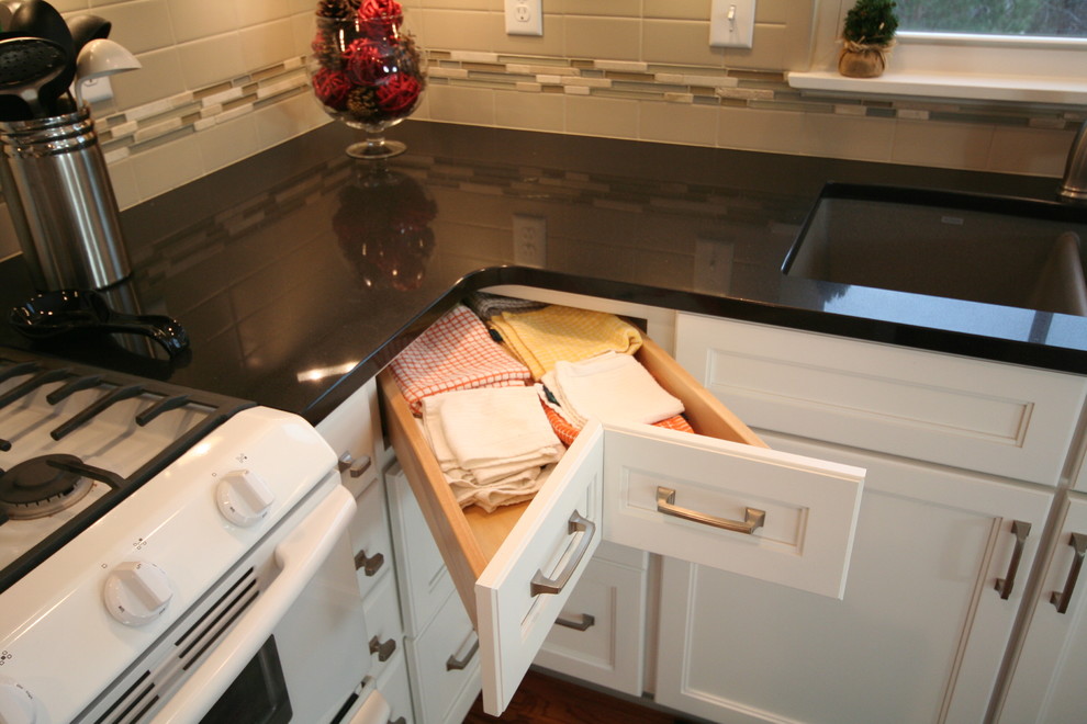Mid-sized transitional kitchen photo