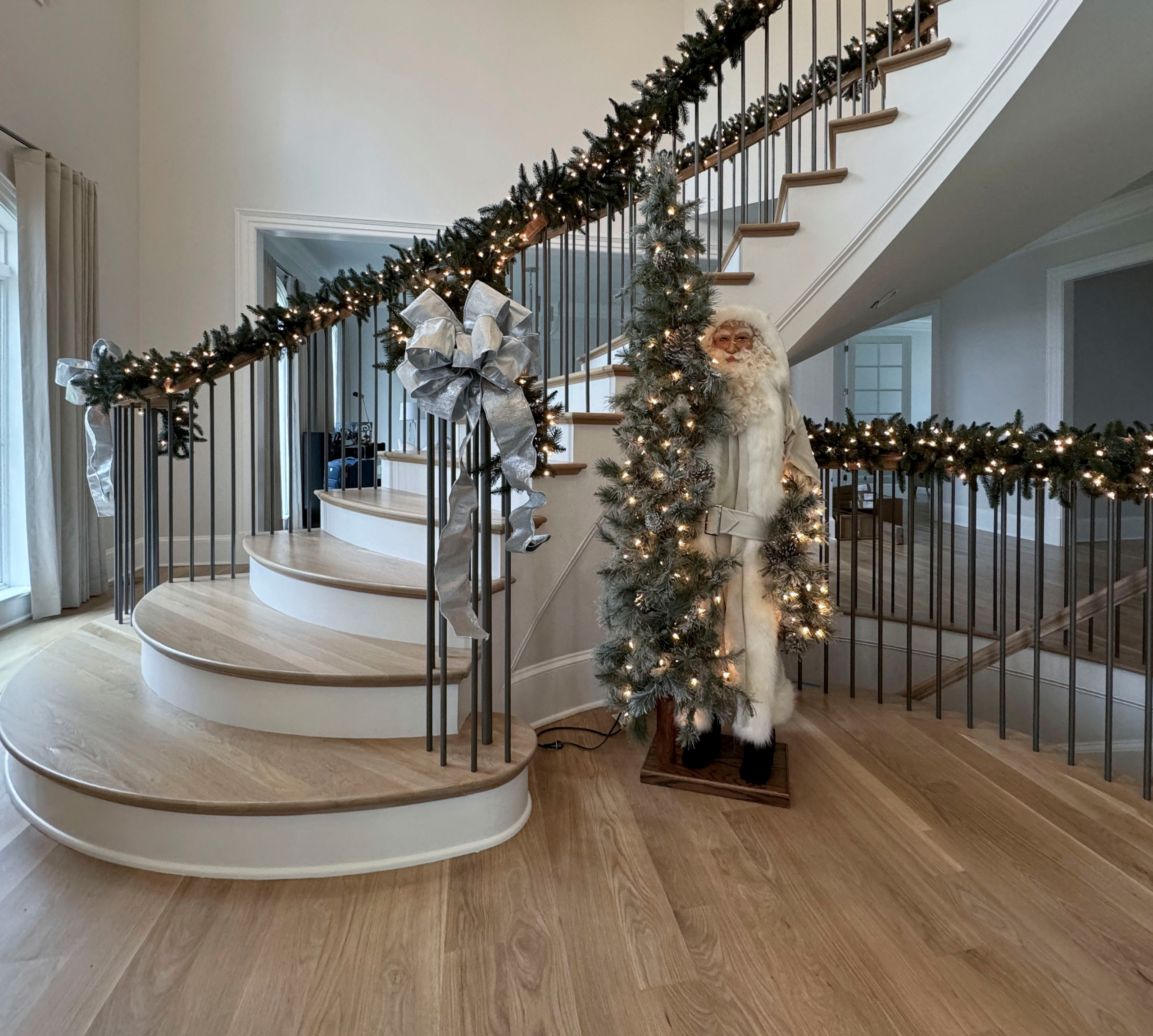 116_Elegant & Eye-catching Curved Staircase, Leesburg VA 20175