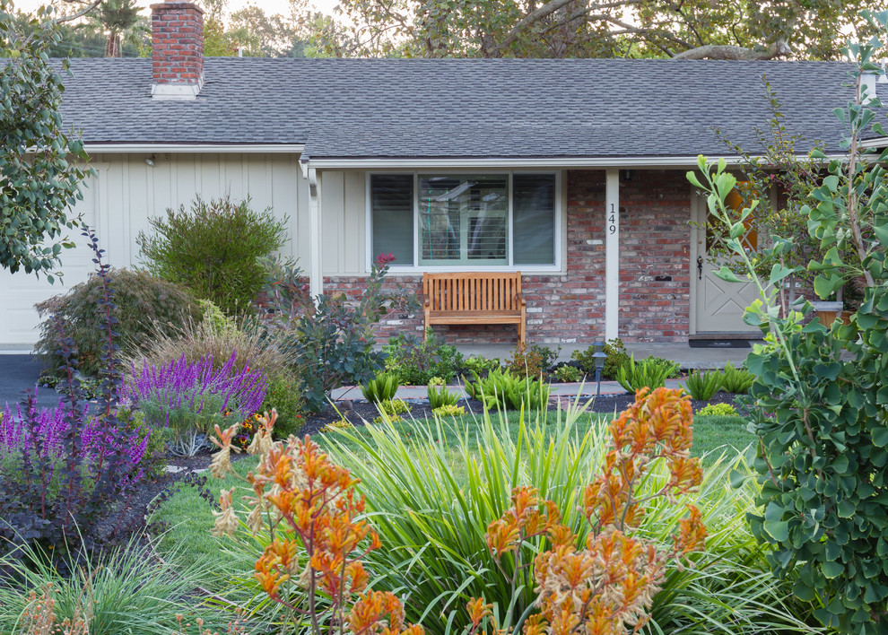 Inspiration for a mid-sized traditional front yard garden in San Francisco.