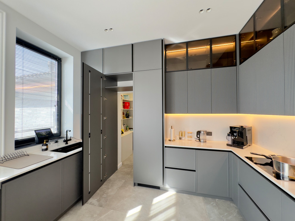 Кухня с кладовой в загородном доме