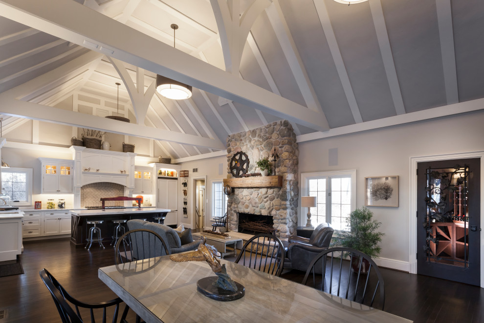 Example of a transitional home design design in Detroit