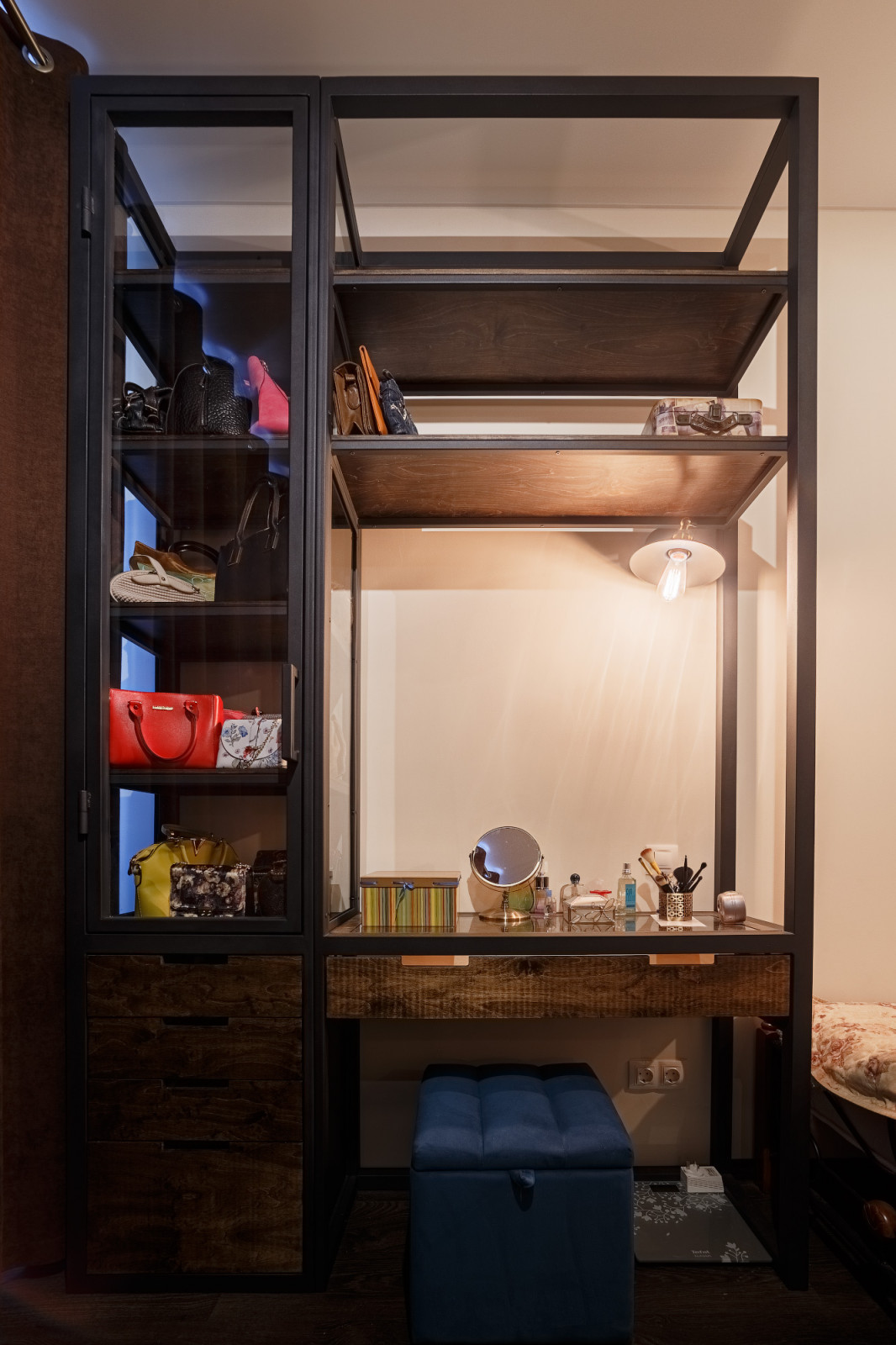 Гардеробная со стеклянными дверцами