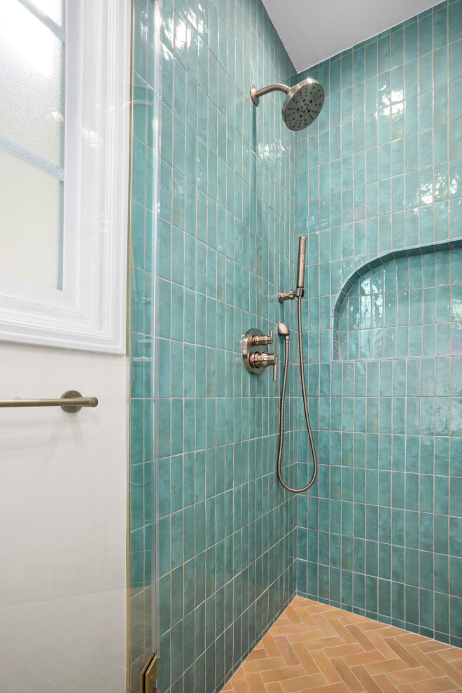 Cette image montre une salle de bain en bois clair avec un placard en trompe-l'oeil, un carrelage vert, un carrelage métro, un mur blanc, un sol en carrelage de porcelaine, un plan de toilette en quartz modifié, un sol beige et meuble simple vasque.