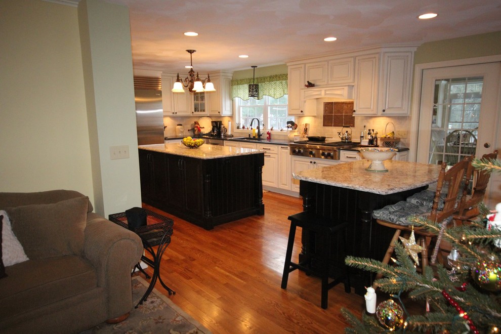 This is an example of a country kitchen in Providence.