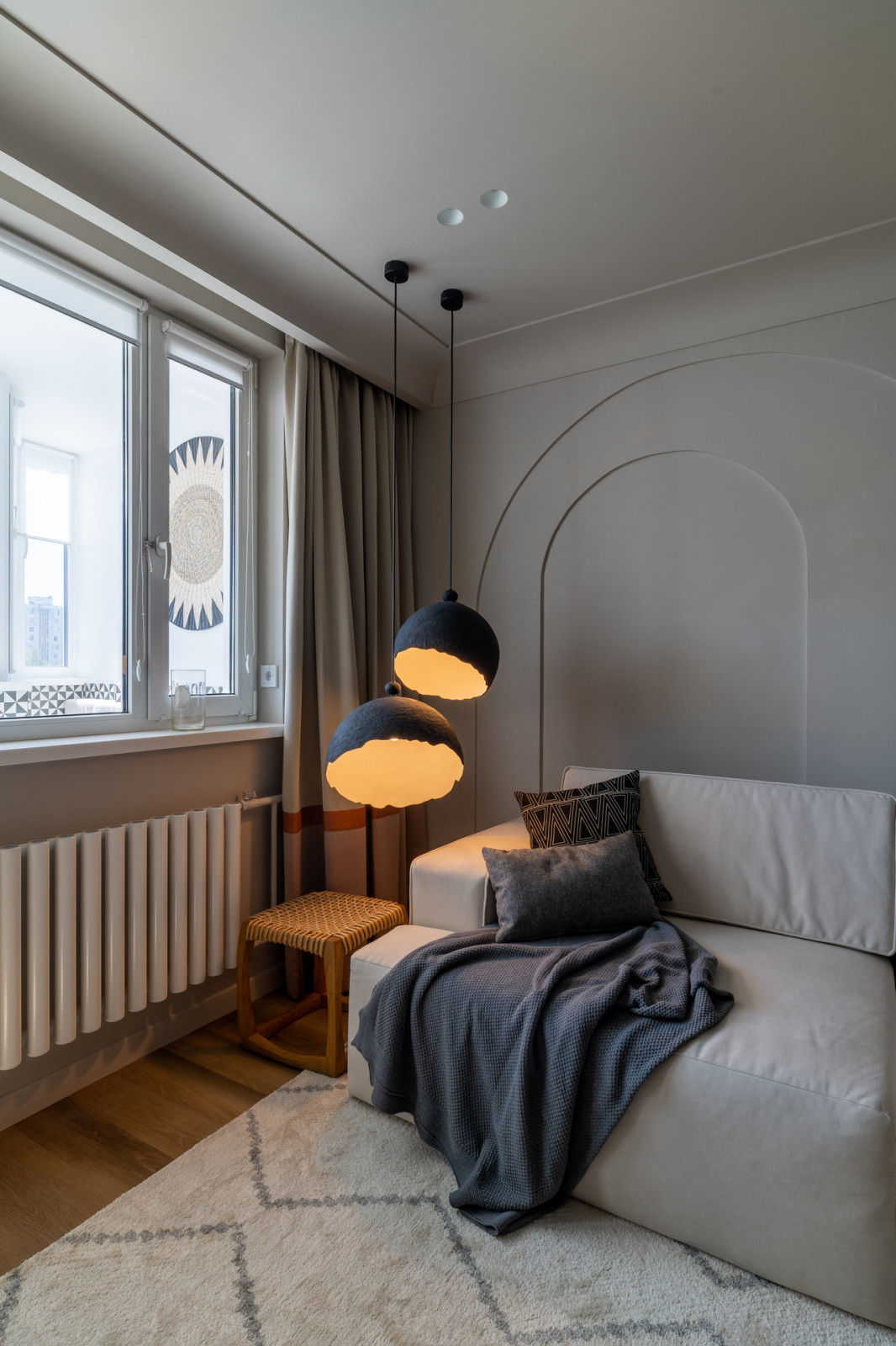 Солнце, арки и осиное гнездо в гостиной