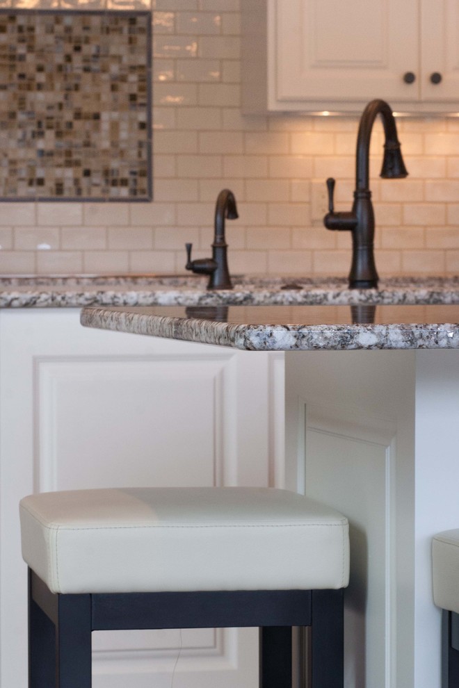 Kitchen - transitional kitchen idea in Milwaukee