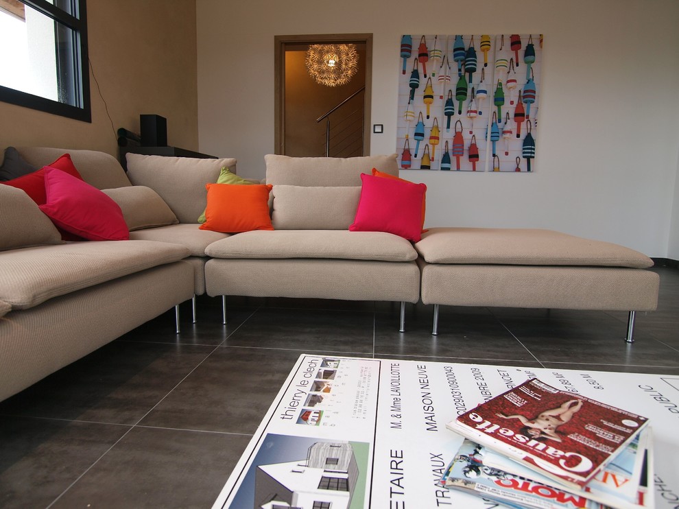Cette photo montre une grande salle de séjour tendance ouverte avec un mur beige et un sol en carrelage de céramique.