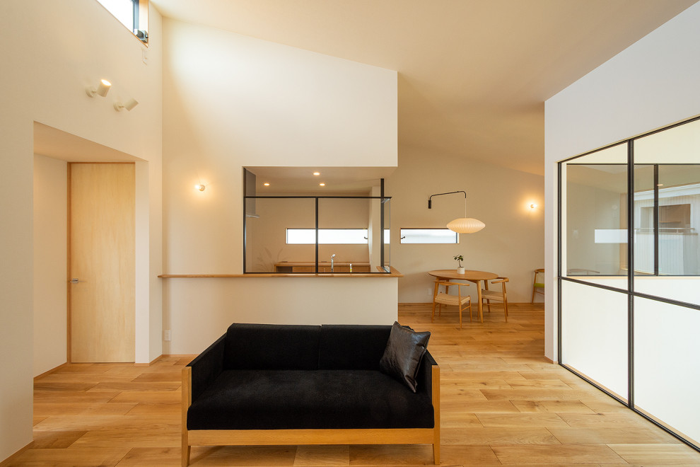 Ispirazione per un soggiorno scandinavo con pavimento in legno massello medio, soffitto in carta da parati e carta da parati