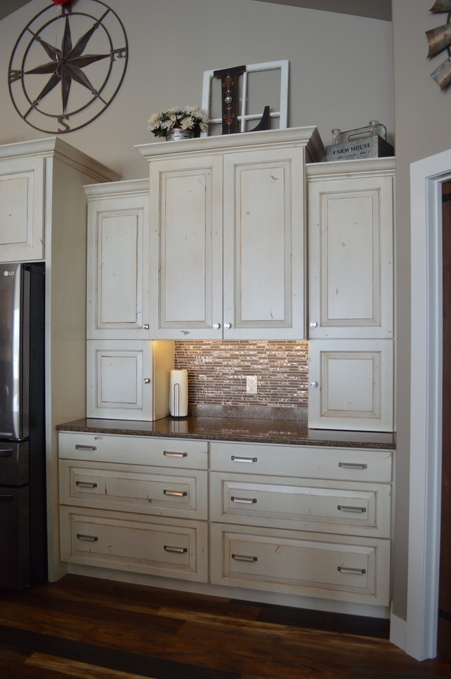 Home design - large rustic home design idea