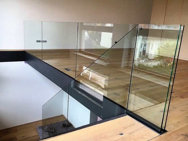 Treppengeländer-Brüstungsgeländer aus Glas - Modern - Stuttgart - von Abele  Treppen-Geländer-Metallbau | Houzz