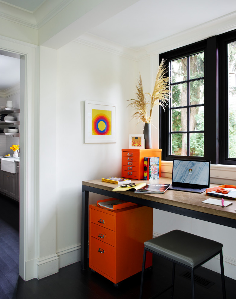 Ejemplo de despacho clásico renovado de tamaño medio con paredes blancas, suelo de madera oscura, suelo negro y vigas vistas