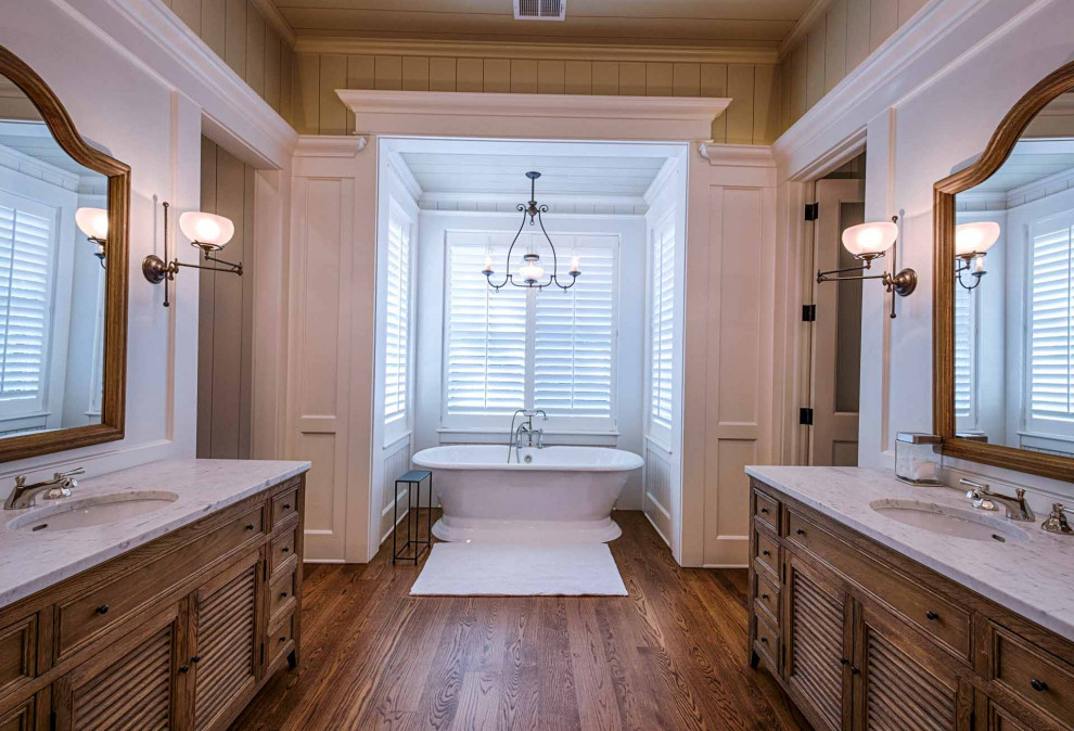 Exempel på ett flerfärgad flerfärgat en-suite badrum, med luckor med lamellpanel, bruna skåp, ett fristående badkar, beige väggar, mörkt trägolv, marmorbänkskiva, brunt golv, våtrum, ett undermonterad handfat och dusch med gångjärnsdörr