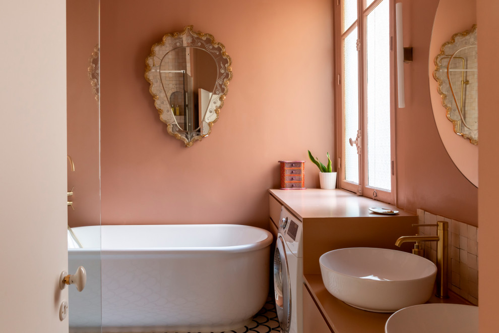 Cette photo montre une petite salle de bain principale tendance avec un placard à porte plane, une baignoire indépendante, un carrelage blanc, un mur rose, carreaux de ciment au sol, un lavabo posé, un sol multicolore, du carrelage bicolore, meuble double vasque et meuble-lavabo sur pied.