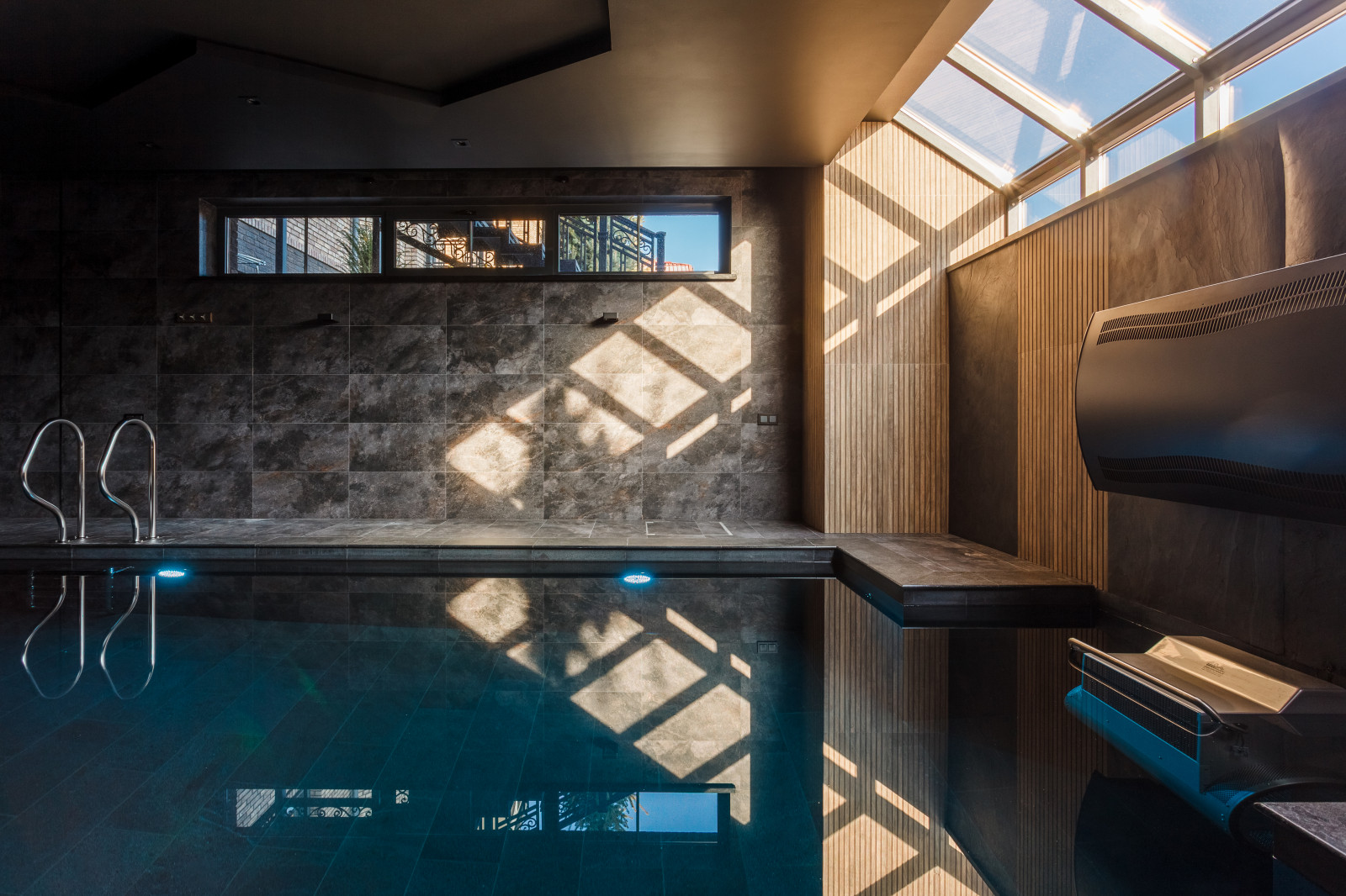 Сауна с бассейном в цоколе частного дома.